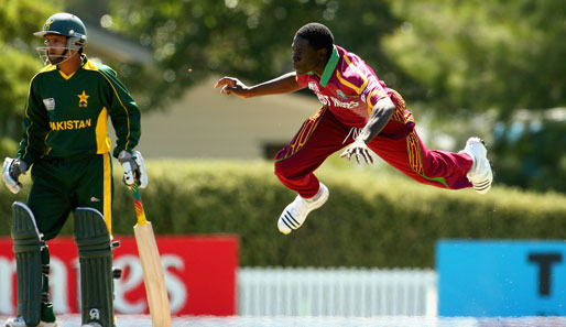 Auch im Cricket gibt es Überflieger. Nelson Bolan, Nationalspieler der Westindischen Inseln, beweist das und hebt ab