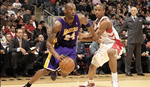 In der NBA wurde auch gespielt: Kobe Bryant (l.) konnte trotz 27 Punkten die knappe 105:106-Niederlage gegen die Toronto Raptors nicht verhindern