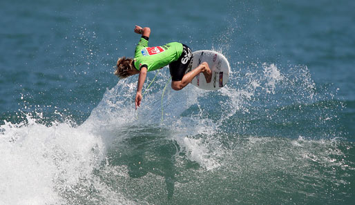 Creed McTaggart steht Kopf. Der australische Surfer zeigt sein Können bei den Junioren-Weltmeisterschaften am Piha Beach, Neuseeland