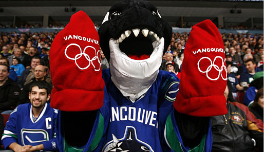 Fin, das Maskottchen der Vancouver Canucks, freut sich schon auf Olympia. Erstmal gibt's auf dem Eis allerdings NHL-Action