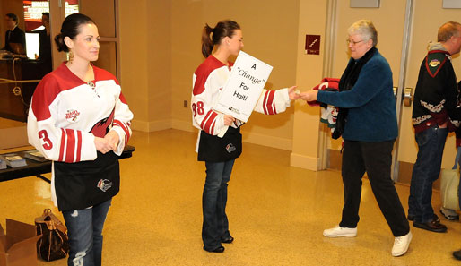 Vor dem Spiel gegen die Calgary Flames sammelten die Spielerfrauen der Phoenix Coyotes Spenden der Fans. Auf dem Foto: Kristyn O'Brien (l.) und Taylar Gannon