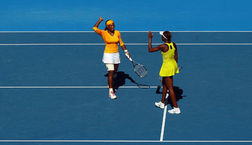 Australian Open: Der Titel im Damen-Doppel ging an die Williams-Schwestern. Serena (l.) und Venus gewannen im Finale mit 6:4 und 6:3 gegen Cara Black und Liezel Huber
