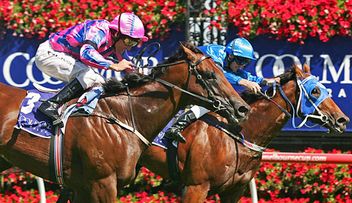 Damien Oliver bzw. sein Pferd "Nicconi" hat die Nase vorn beim Coolmore Lightning Stakes in Melbourne