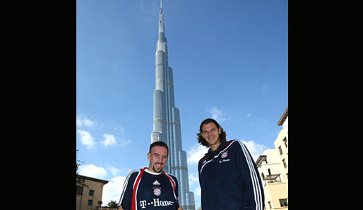 Die beiden best Buddies: Franck Ribbery und Daniel van Buyten sparzieren locker durch Dubais Wolkenkratzerlandschaft