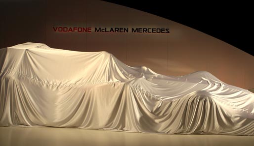 Vor der offiziellen Präsentation machte sich Spannung breit. Noch wurde der neue McLaren-Wagen unter einem Laken versteckt
