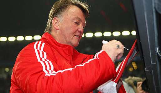 Nach dem Sieg schrieb Bayern-Coach Louis van Gaal fleißig Autogramme für die Fans