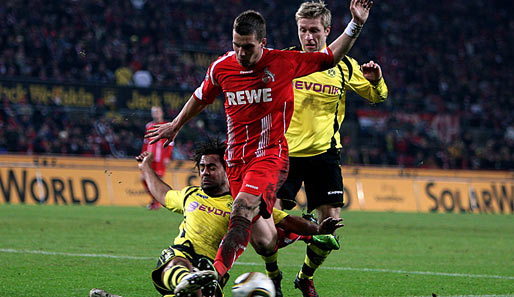 1. FC Köln - Borussia Dortmund 2:3: Von Lukas Podolski, der hier von Patrick Owomoyela (l.) und Kuba bedrängt wird, war wenig zu sehen
