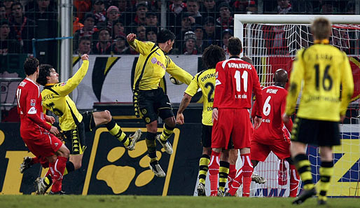 Mats Hummels (2.v.l.) traf in dieser Szene zum 2:0 und erzielte sein zweites Tor in dem Spiel