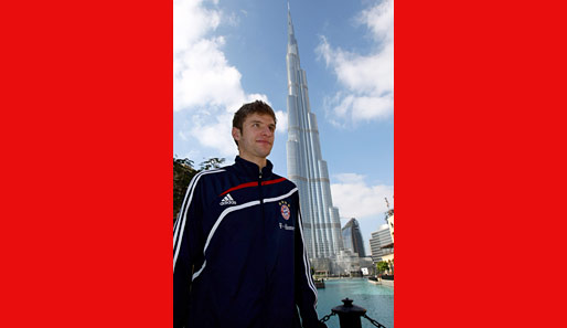 Müller im Trainingslager in Dubai. Im Hintergrund der 818-m-hohe Burj Chalifa
