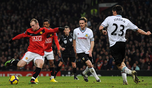 Manchester United - FC Burnley 3:0: Wayne Rooney (l.) schenkte auch dem chancenlosen FC Burnley einen ein - schon sein 15. Saisontreffer