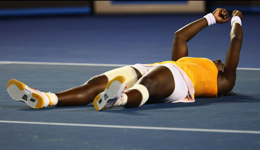Da liegt sie, die diesjährige Gewinnerin der Australian Open, und kann ihr Glück kaum fassen. Serena Williams holte den zwölften Grand-Slam-Titel ihrer Karriere
