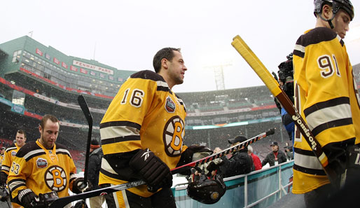 Der Einmarsch der Gladiatoren: Marco Sturm (Nr. 16) und die Boston Bruins betreten das Eis