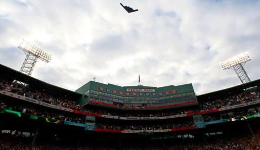 Tradition: Ein Bomber der US-Luftwaffe überfliegt das Stadion vor dem Spielbeginn