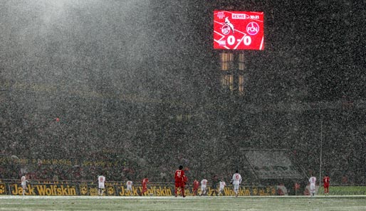 1. FC Köln - Borussia Dortmund (Sonntag, 17.30 Uhr): Bedeckt, gefühlte Temperatur: -2° C, Schneeregen-Wahrscheinlichkeit: 60 Prozent, Niederschlagsmenge: 0,6 l/qm