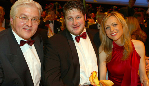 Der Sportler des Jahres 2008 Matthias Steiner (M.) mit seiner Ehefrau Inge Posmyk und Frank-Walter Steinmeier (l.)