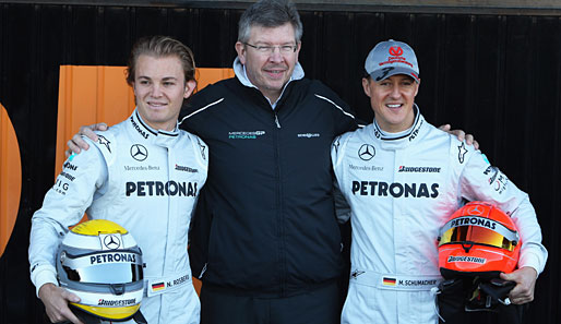 Formel-1-Testfahrten in Valencia: Im Vorfeld präsentiert Mercedes-Teamchef Ross Brawn (M.) seine Fahrer Nico Rosberg (l.) und Michael Schumacher