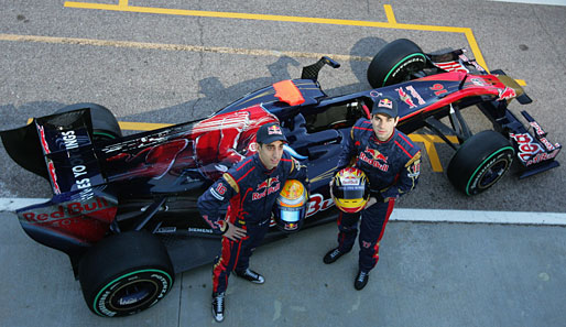 Das ist der neue Toro Rosso: Sebastien Buemi und Jaime Alguersuari präsentieren stolz ihren Boldien