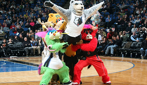 Flying NBA-Mascot! Crunch, das Maskottchen der Timberwolves, hat Geburtstag und feiert im Target Center