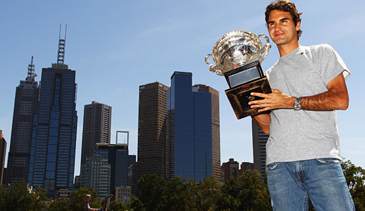 Australian-Open-Champion Roger Federer trägt seine Trophäe in Melbourne spazieren