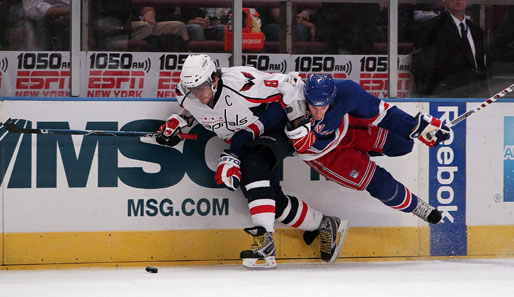 Im Kampf um den Puck kann man in der NHL auch mal den Gesetzen der Schwerkraft trotzen. So wie hier Alex Ovechkin (r.) von den Washington Capitals