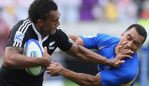 Neuseelands Rugby-Spieler Save Tukola gibt den Ball um keinen Preis her. Da gibt's auch schonmal eine Ohrfeige für den Gegenspieler