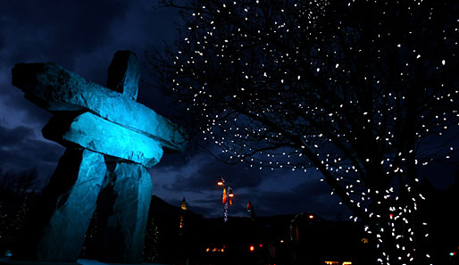 In freudiger Erwartung auf die Winterspiele - ein beleuchtetes Inukshuk, das Symbol von Vancouver 2010