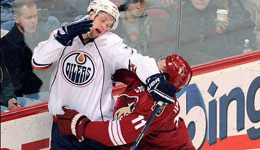 Edmontons Tom Gilbert (l.) kommt seinem NHL-Gegenspieler Martin Hanzal aus Phoenix zuvor und vermöbelt sich selbst
