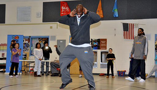 Während andere Basketball spielen, vergnügt sich Denvers Johan Petro während des "Team Fit Program" beim Breakdancing in einer Grundschule