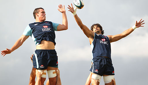 Auf bestem Wege zur menschlichen Pyramide befinden sich Kane Douglas und Cam Jowitt vom Rugby-Team der Waratah Super 14 im australischen Sydney