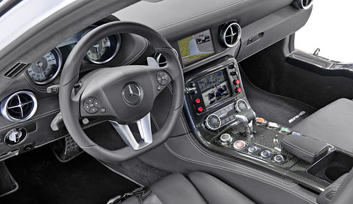 Ein Blick in den Innenraum des neuen Mercedes. Radio und Navigationssystem wird Bernd Mayländer wohl kaum brauchen