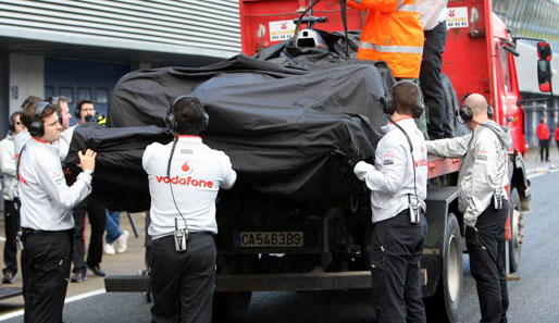 Komplett verhüllt: Der ebenfalls gestrandete McLaren von Lewis Hamilton