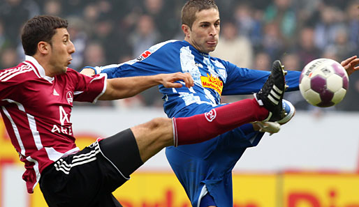 VfL-Stürmer Stanislav Sestak hatte einen schweren Stand. Kaum einmal konnte er sich aus der Umklammerung der Club-Abwehr befreien