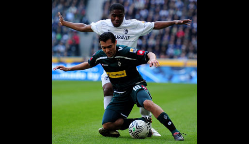 Angeführt von Juan Arango (gegen Cedric Makiadi) diktierte die Borussia das Geschehen, traf das Tor zunächst aber nicht