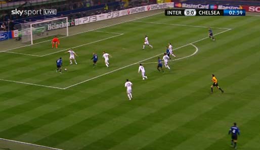 Sneijder lässt durch, der Ball kommt zu Milito. Die Chelsea-Abwehr ungeordnet: Ivanovic schirmt Sneijder innen ab, Terry stellt Milito