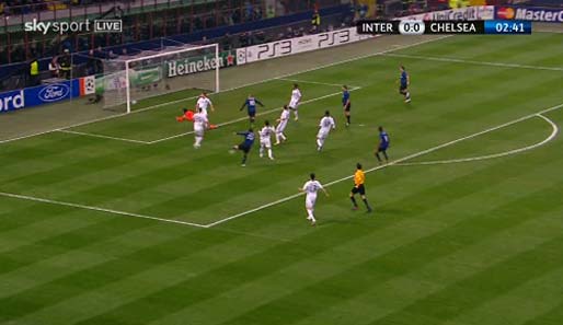 Cech ist geschlagen - 1:0 für Inter. Auftakt nach Maß für die Mourinho-Elf