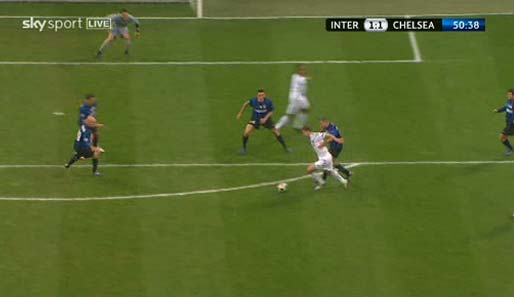 51. Minute: Ivanovic zieht mit dem Ball von rechts in die Mitte und läuft auf die Inter-Abwehr auf