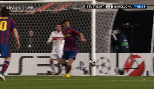 Und wieder ist Ibrahimovic zur Stelle. Der Barca-Stürmer nimmt den Ball (mit Hilfe seines Arms?) an, ...