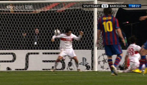 Mit dem rechten Oberarm lenkt der Italiener den Ball über die Latte. Der Schiri hat's nicht gesehen. Glück für den VfB!