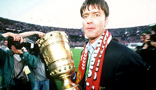 1996 stieg er beim VfB Stuttgart als Trainer ins Prof-Geschäft ein. 1997 gewann er mit 37 Jahren mit dem VfB den DFB- Pokal