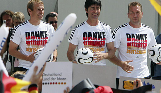 Nach der WM 2006 übernahm Joachim Löw (M.) dann den Posten von Jürgen Klinsmann (l.)
