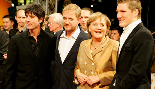 Bei der Filmpremiere zum Sommermärchen 2006 traf Joachim Löw auch auf Bundeskanzlerin Angela Merkel (2. v.r.)
