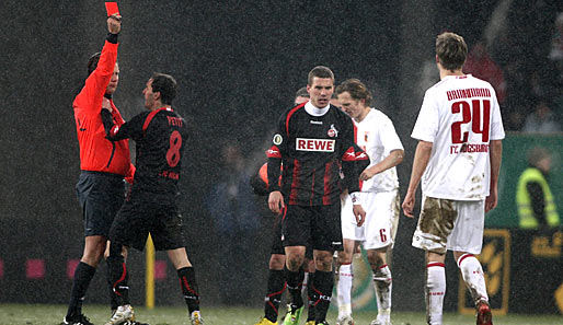 Lukas Podolski (M.) war einer von drei Kölnern, die die Rote Karte sahen