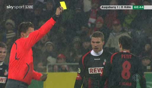 Schiedsrichter Kinhöfer zückt die zweite Gelbe Karte für Podolski