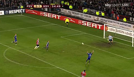 Die 56. Minute in Eindhoven, eine von vielen kniffligen Szenen: Ein langer Ball in den HSV-Strafraum...