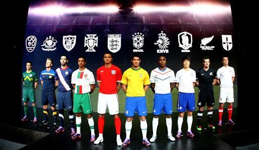 Nike präsentiert die neuen Nationaltrikots für die WM 2010 in Südafrika - die neue Spielkleidung soll die umweltschonendste in der Geschichte des Fußballs sein