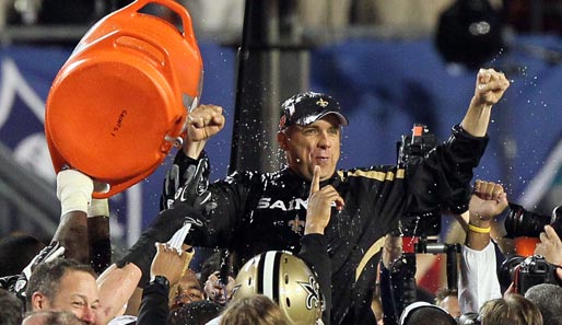 Die Saints gewinnen zum ersten Mal in der Geschichte den Super Bowl. Coach Sean Payton bekommt die obligatorische Gatorade-Dusche