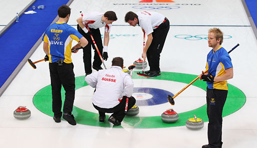 Curling: Dramatisches Spiel um Platz 3 - mit dem letzten Stein im letzten End schlägt die Schweiz Schweden mit 5:4. Skip Niklas Edin mochte gar nicht mehr hinschauen