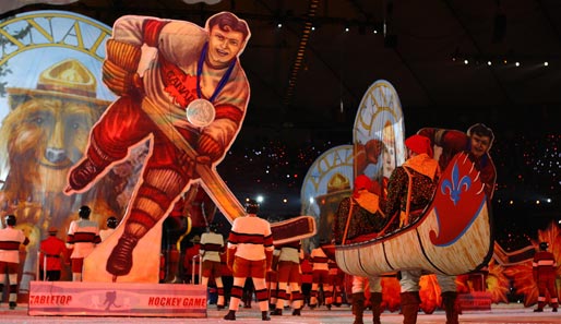Die Zeremonie stand natürlich auch im Zeichen der "kanadischen Religion" Eishockey. Team Canada krönte sich wenige Stunden zuvor mit der Goldmedaille