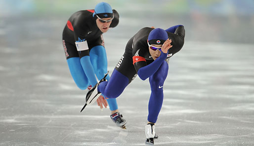 Die Silbermedaiile schnappte sich der Südkoreaner Mo Tae-Bum. Er ist bereits Olympiasieger über die 500 Meter. Dritter wurde Chad Hedrick