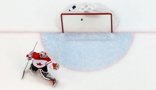 Eishockey: Kanadas Goalie Martin Brodeur bekam gegen die Schweiz einiges zu tun. Kanada verspielte beim knappen 3:2-Sieg nach Penaltyschießen eine 2:0-Führung